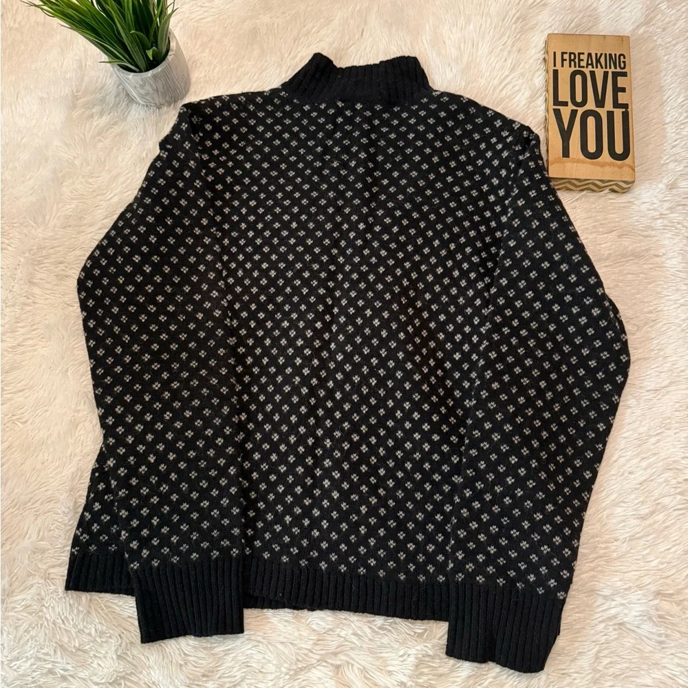 🎉HP🎉 Frost Black and Gray Snowflake Cardigan Zip Sweater